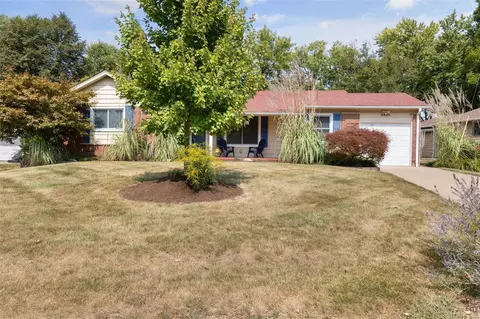 2555 Greenbriar Dr, Florissant, MO 63033