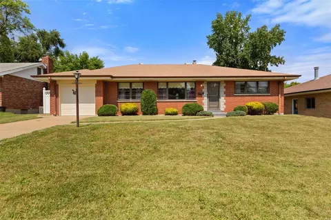 6001 Holyoke Dr, Saint Louis, MO 63123