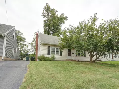 841 N Geyer Rd, Saint Louis, MO 63122
