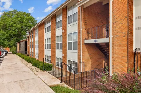 1943 Greenpoint Dr #301, Saint Louis, MO 63122