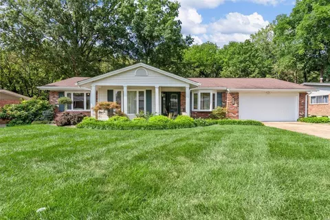 324 Algonquin Dr, Ballwin, MO 63011
