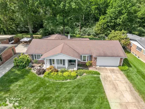 324 Algonquin Dr, Ballwin, MO 63011 photo 2