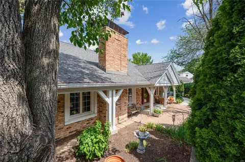 14956 Broadmont Dr, Chesterfield, MO 63017