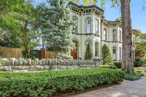 1831 Kennett Pl, Saint Louis, MO 63104