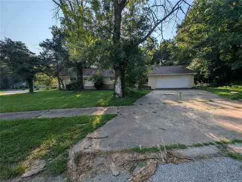 5500 Winchelsea Dr, Saint Louis, MO 63121