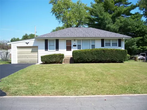 45 Maple Dr, Florissant, MO 63031