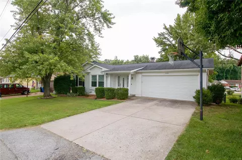 338 Kinswood Ln, Saint Louis, MO 63129