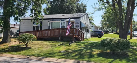 920 Des Peres Dr, Saint Louis, MO 63131