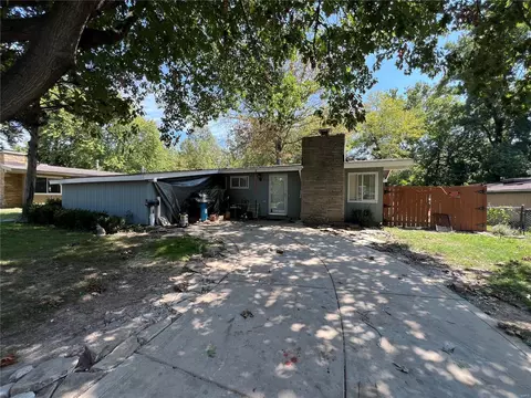 718 Fieldcrest Dr, Saint Louis, MO 63126