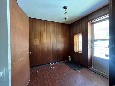 Entry Way - 4530 Greer Ave, Saint Louis, MO 63115 photo 1 of 2