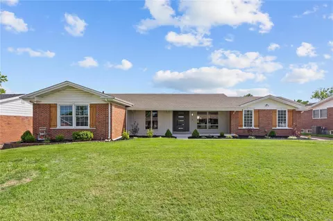 19 Club Grounds South Dr, Florissant, MO 63033