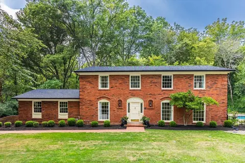 12937 N Topping Estates Dr, Saint Louis, MO 63131