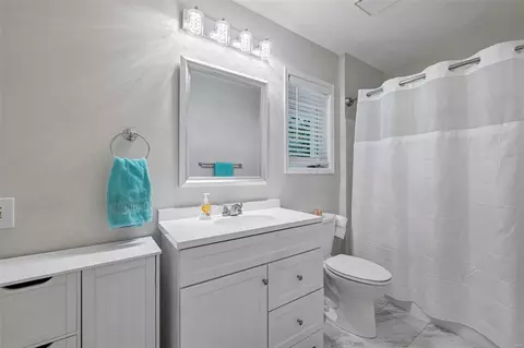 Bath - 1521 Autumn Leaf Dr, Ballwin, MO 63021 photo 2 of 2