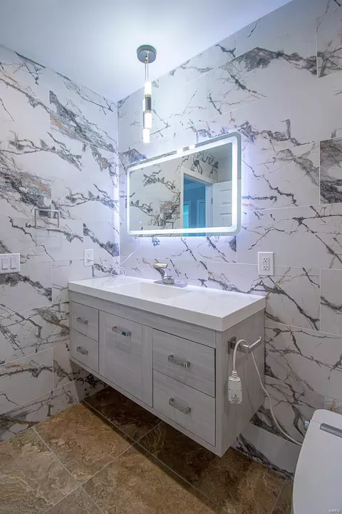 Bath - 200 Spring Oaks Dr, Ballwin, MO 63011 photo 14 of 17