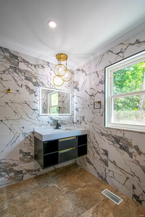 Bath - 200 Spring Oaks Dr, Ballwin, MO 63011 photo 6 of 17