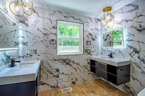 Bath - 200 Spring Oaks Dr, Ballwin, MO 63011 photo 3 of 17