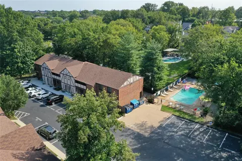 321 Barrington Square Ests #C, Kirkwood, MO 63122