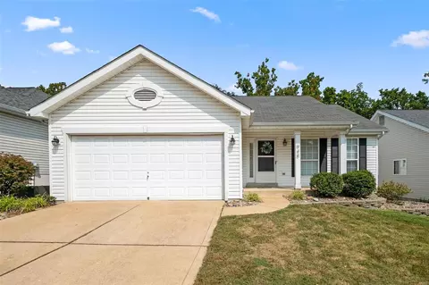 948 Oak Knoll Manor Dr, Saint Louis, MO 63119