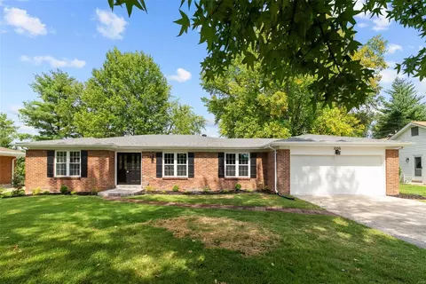 1005 Bridgeport Dr, Ellisville, MO 63011