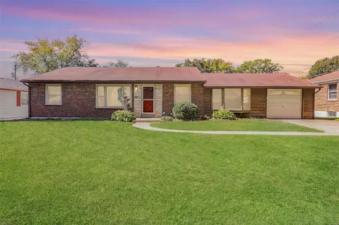 20 Godfrey Ln, Saint Louis, MO 63135