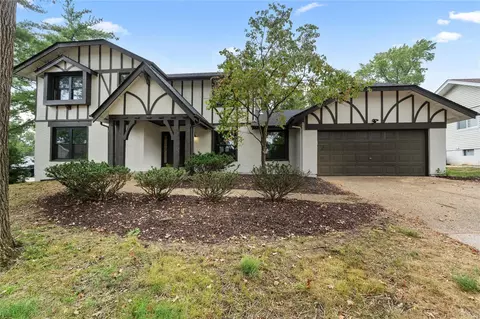 803 Somerton Ridge Dr, Saint Louis, MO 63141