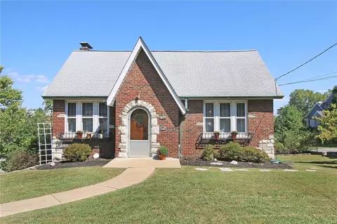 7333 Sutherland Ave, Shrewsbury, MO 63119