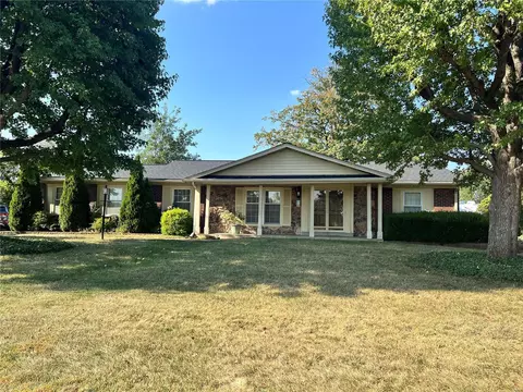 9823 Chatsworth Dr, Saint Louis, MO 63128