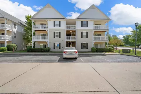 2490 Lampong Dr #200A, Saint Louis, MO 63125