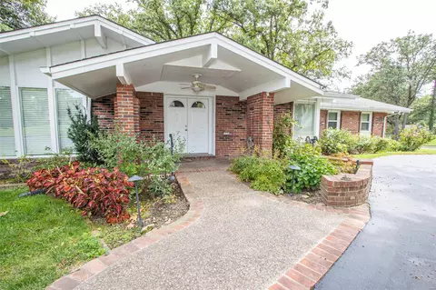 1534 Woodgate Dr, Frontenac, MO 63131