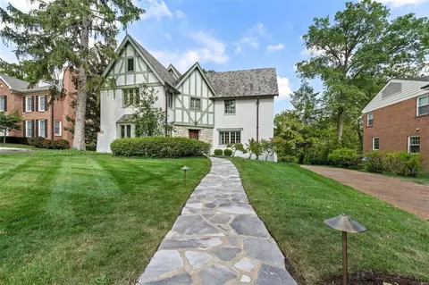 26 Rio Vista Dr, Ladue, MO 63124