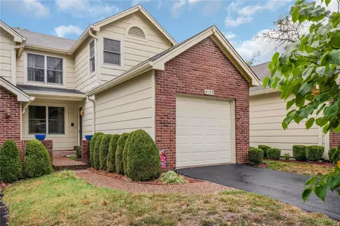 3152 Autumn Trace Dr, Maryland Heights, MO 63043