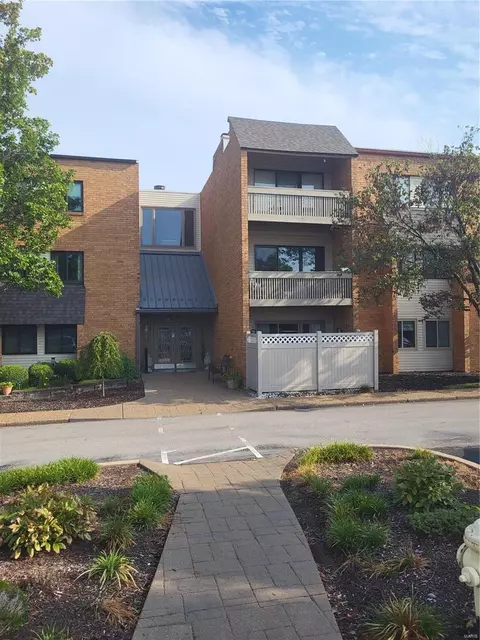 950 E Rue De La Banque E #217, Creve Coeur, MO 63141