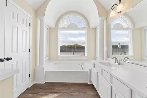 Bath - 405 Valley Spring Dr, O'fallon, MO 63366 photo 2 of 5
