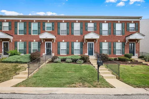 427 Parkview Place Dr, Ellisville, MO 63021