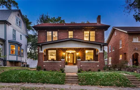 7061 Waterman Ave, Saint Louis, MO 63130