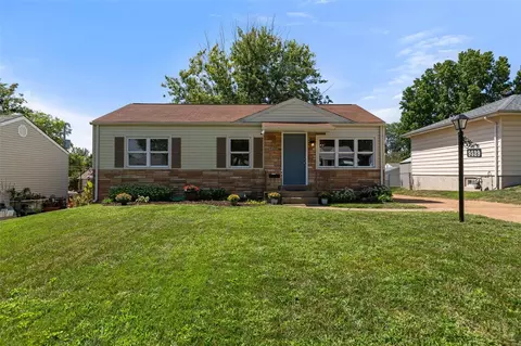 9529 Starboard Dr, Saint Louis, MO 63123