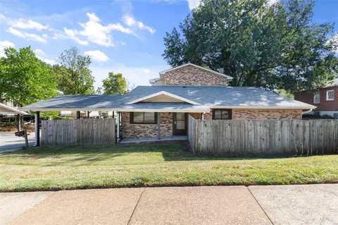 885 Lionsgate Dr, Saint Louis, MO 63130