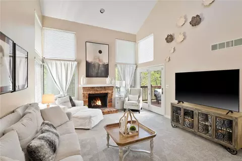 Living - 639 Highview Circle Dr, Ballwin, MO 63021 photo 3 of 6