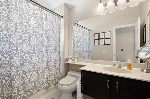 Bath - 639 Highview Circle Dr, Ballwin, MO 63021 photo 2 of 5