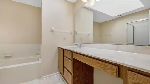 Bath - 12933 Autumn Fields Ct, Saint Louis, MO 63146 photo 2 of 4