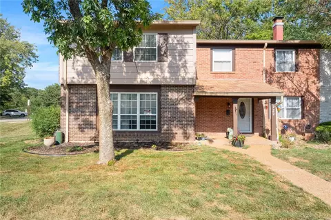 221 Carmel Woods Dr, Ellisville, MO 63021