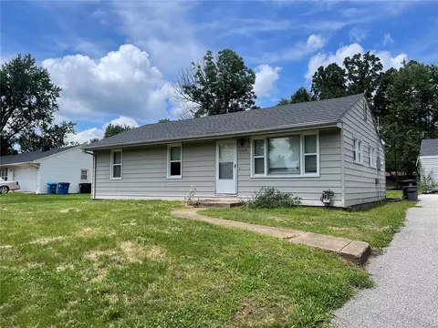 1005 Farmview Dr, Saint Louis, MO 63138