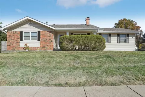1137 Shadowoak Dr, Ballwin, MO 63021