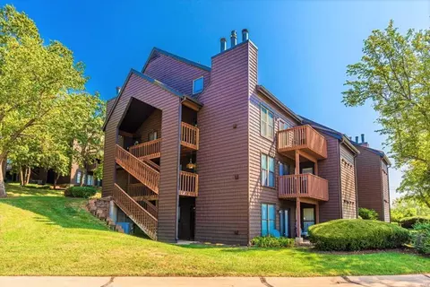 5106 Hollow Wood Ct #B, Saint Louis, MO 63128