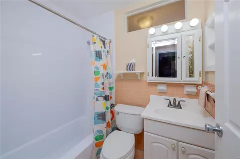 Bath - 1306 Wyncrest Dr, Ballwin, MO 63011 photo 1 of 2