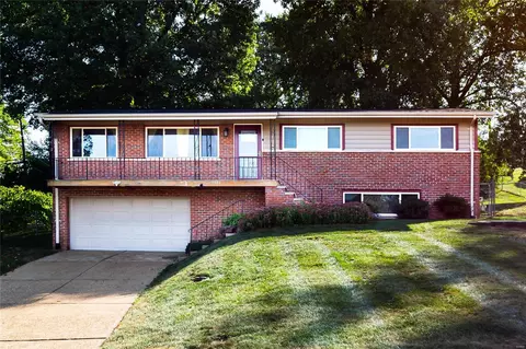 1306 Wyncrest Dr, Ballwin, MO 63011