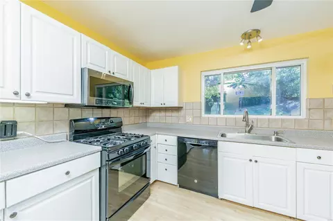 Kitchen - 1306 Wyncrest Dr, Ballwin, MO 63011 photo 2 of 2