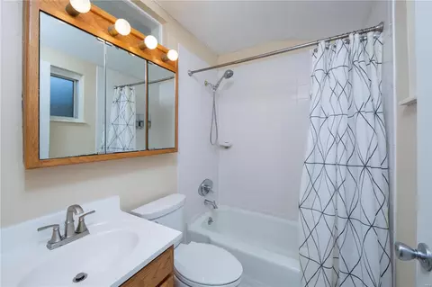 Bath - 1306 Wyncrest Dr, Ballwin, MO 63011 photo 2 of 2