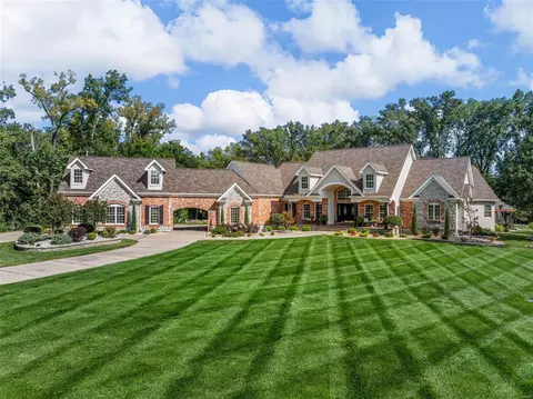 261 Bless Us Dr E, Wentzville, MO 63385