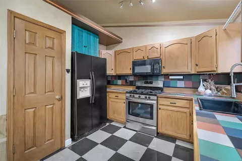 Kitchen - 1425 Quiver Dr, O'fallon, MO 63366 photo 2 of 2